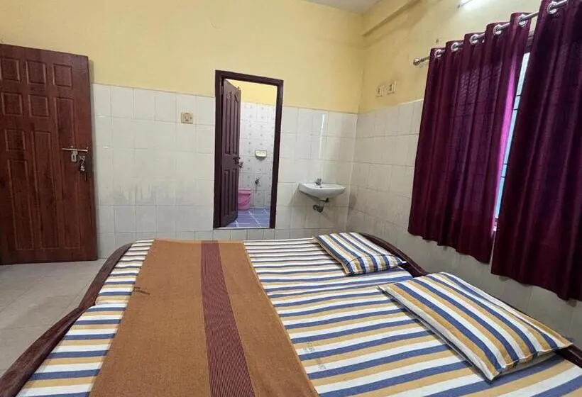 エコノミートリプルルーム, Chinmayi Tourist Home   Opposite To Temple Only 50 M