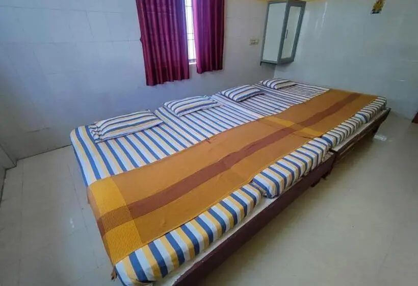 スタンダード４人部屋, Chinmayi Tourist Home   Opposite To Temple Only 50 M