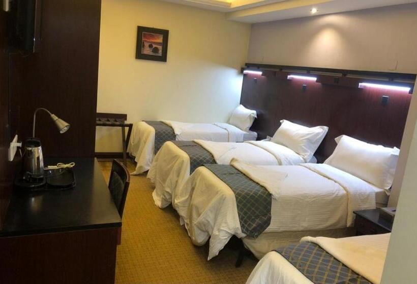 חדר דלוקס לארבעה, Mira Awan