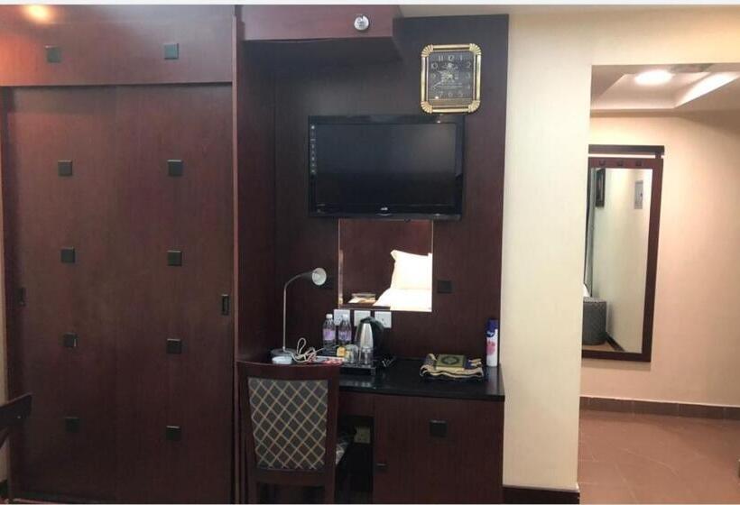 חדר משפחתי דלוקס, Mira Awan