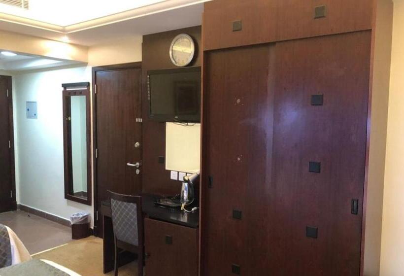 חדר משפחתי דלוקס, Mira Awan