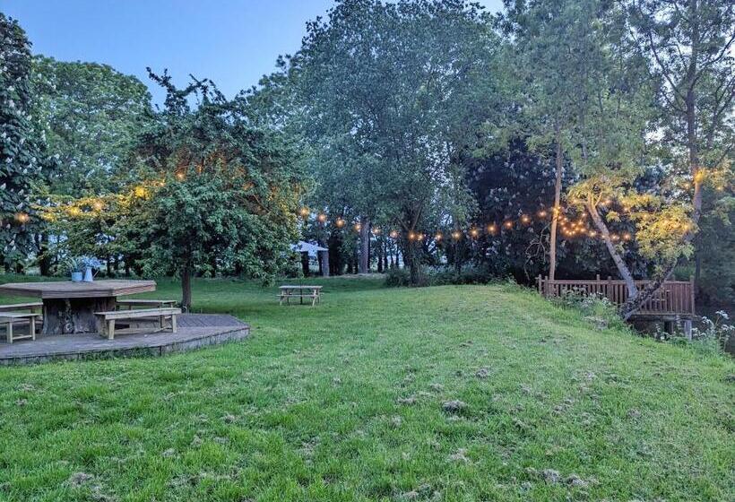 豪华洋房, The Old Forge