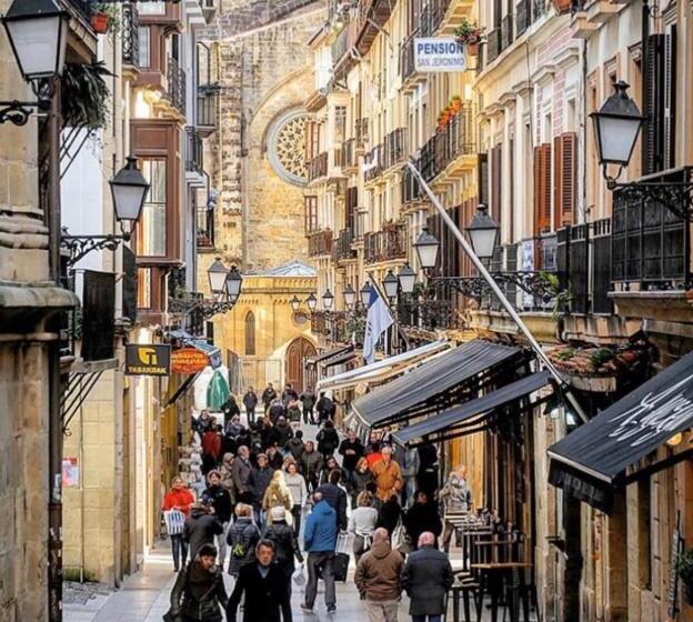 غرفة قياسية, 32 De Agostos