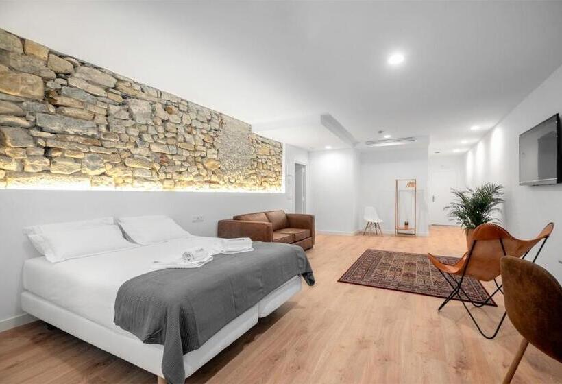 غرفة ديلوكس, 32 De Agostos