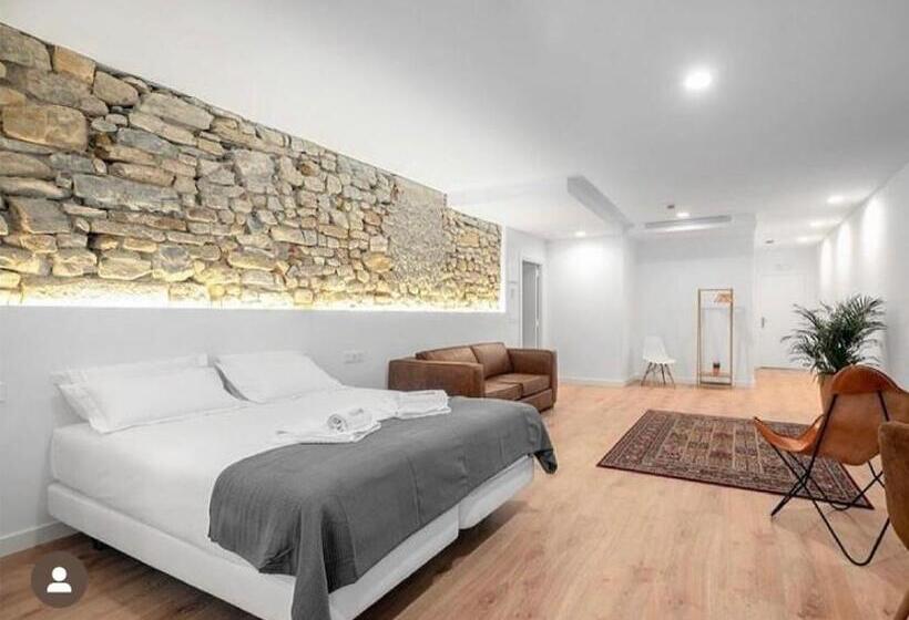 غرفة ديلوكس, 32 De Agostos