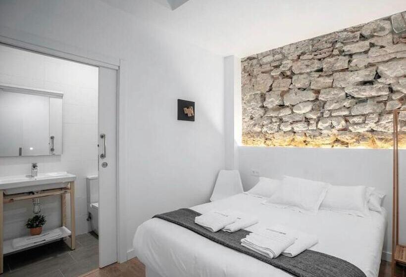 غرفة قياسية, 32 De Agostos