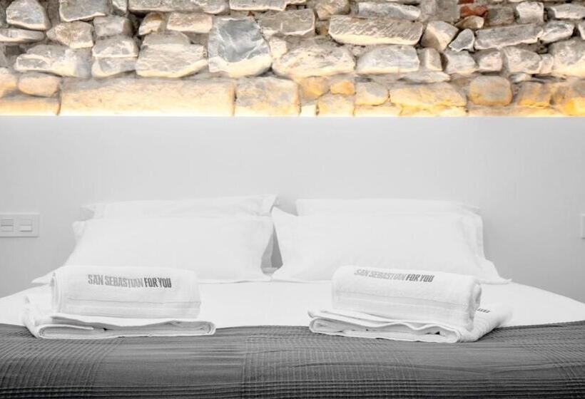 غرفة قياسية, 32 De Agostos