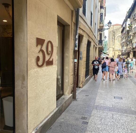 デラックスルーム, 32 De Agostos