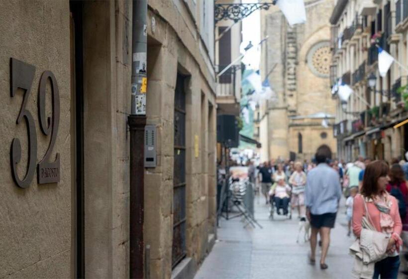 غرفة ديلوكس, 32 De Agostos