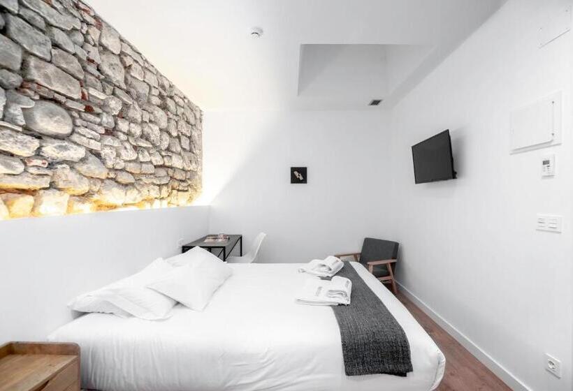 غرفة قياسية, 32 De Agostos