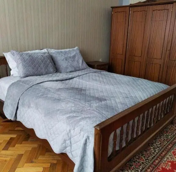 Perhehuone, Airport To Echmiadzin Guest House