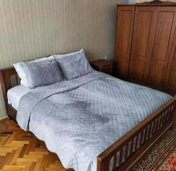 Perhehuone, Airport To Echmiadzin Guest House