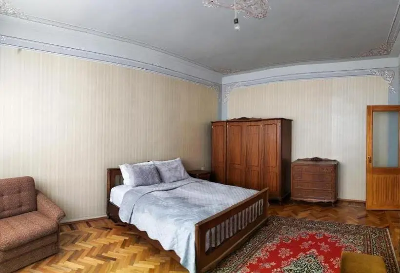 Perhehuone, Airport To Echmiadzin Guest House