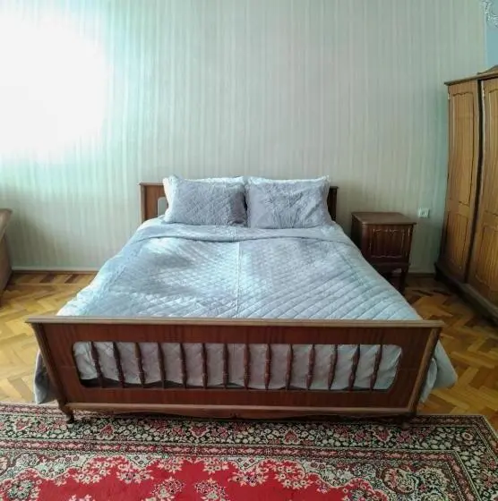 Perhehuone, Airport To Echmiadzin Guest House
