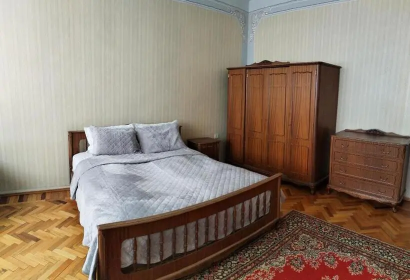 Perhehuone, Airport To Echmiadzin Guest House