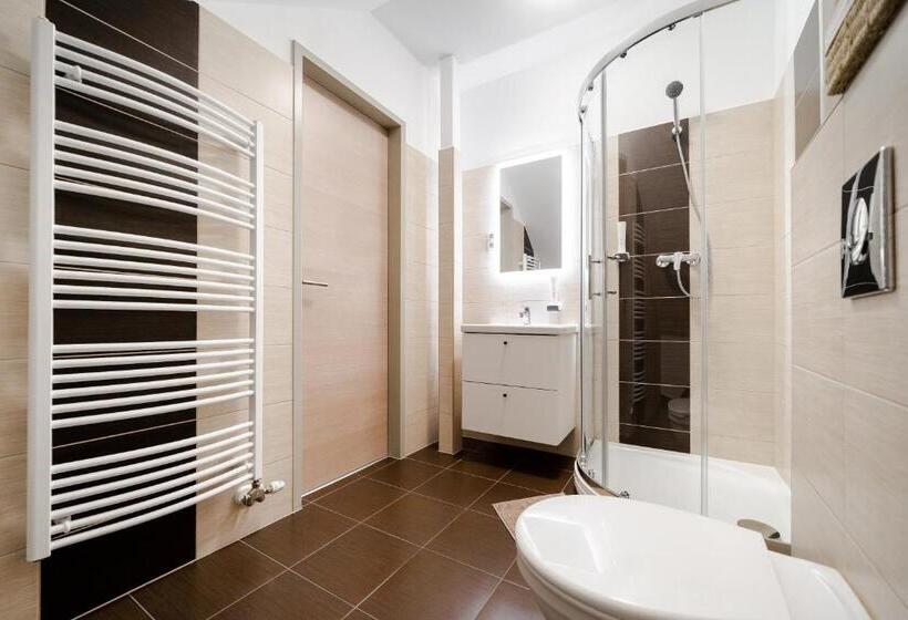 标准三人间, Pipacs Panír & Grill Garden Vendégház