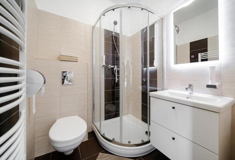 标准间, Pipacs Panír & Grill Garden Vendégház