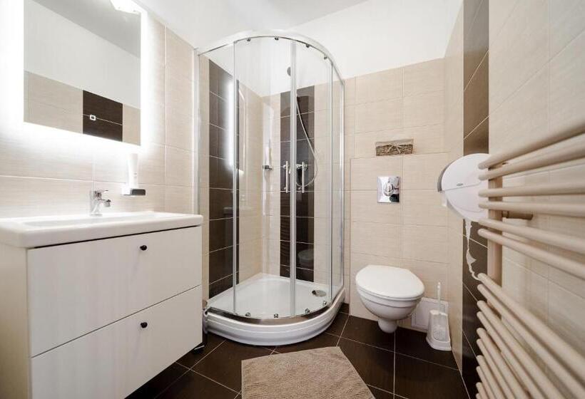 家庭间, Pipacs Panír & Grill Garden Vendégház