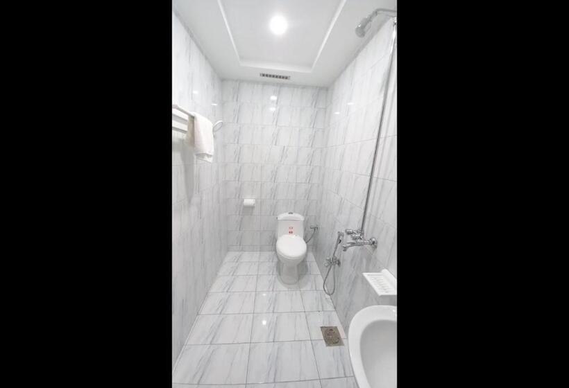 اتاق لوکس با بالکن, Zaviya Guest House Islamabad