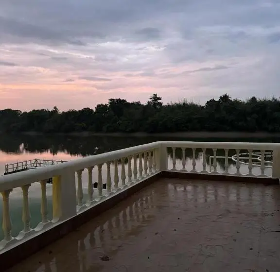 Perhehuone, Damodar River Retreat, Uluberia