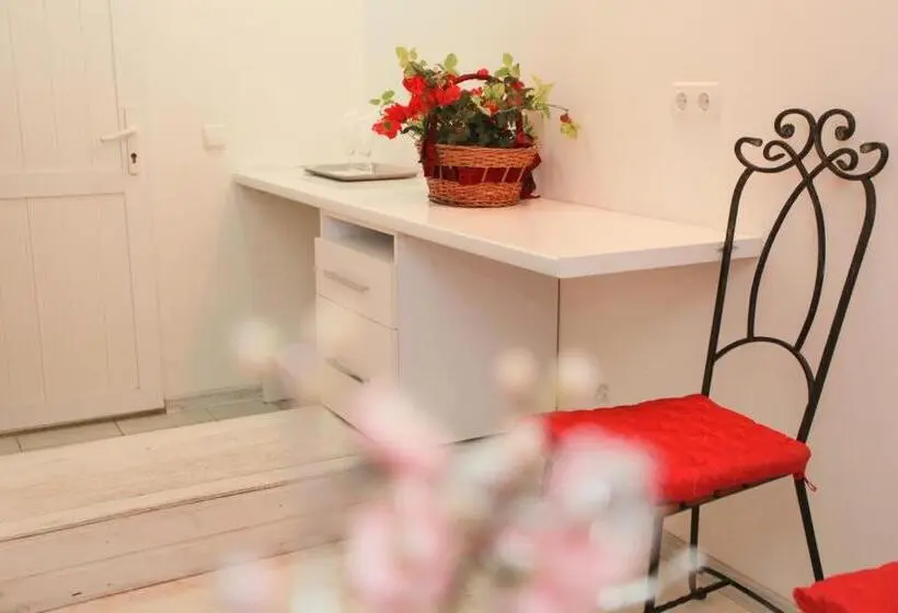 اتاق اکونومی, Art Studio