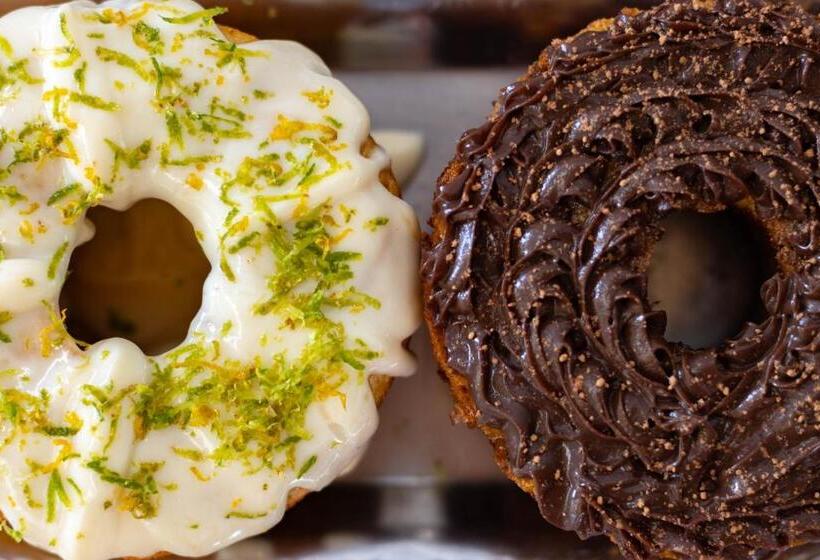 이코노미 룸, Pisom