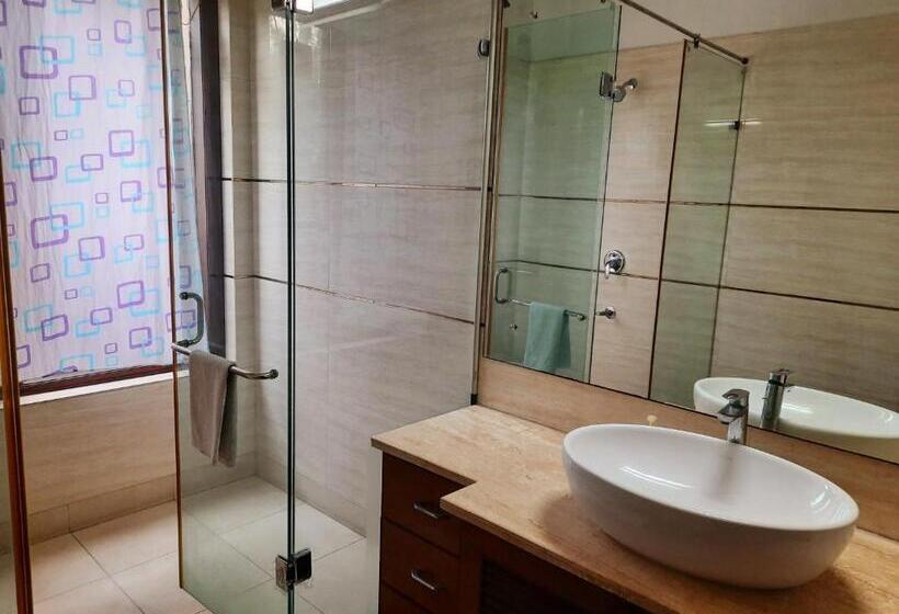 キングサイズベッドのスタンダードルーム, Manor Inn Suites Executive Suite