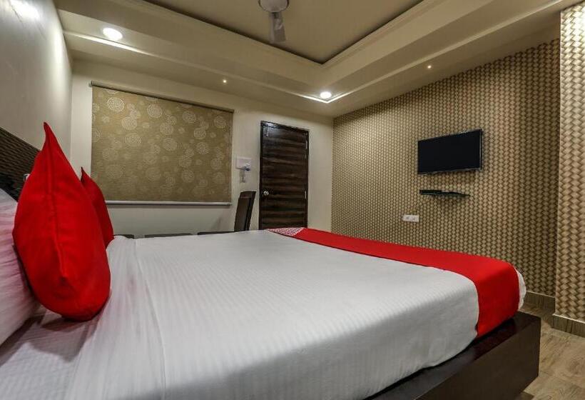 트리플 클래식 룸, Collection O Ulavacharu Hotels