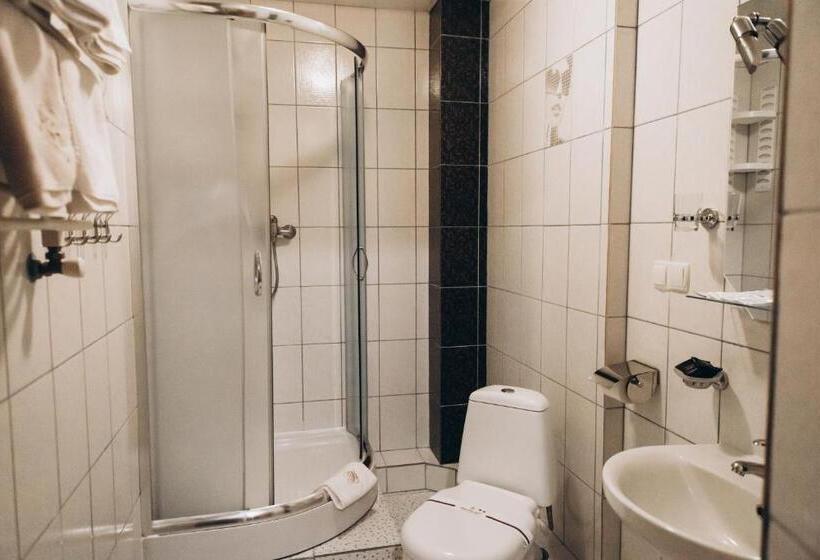 غرفة عائلية, новий