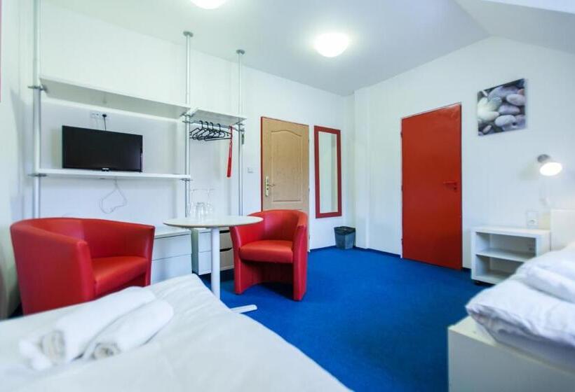 标准间, Adina Kurdějov