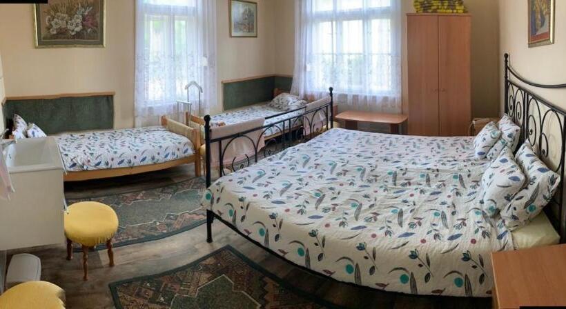 Standard Neljän Hengen Huone Jaettu Kylpyhuone, Edit Villa