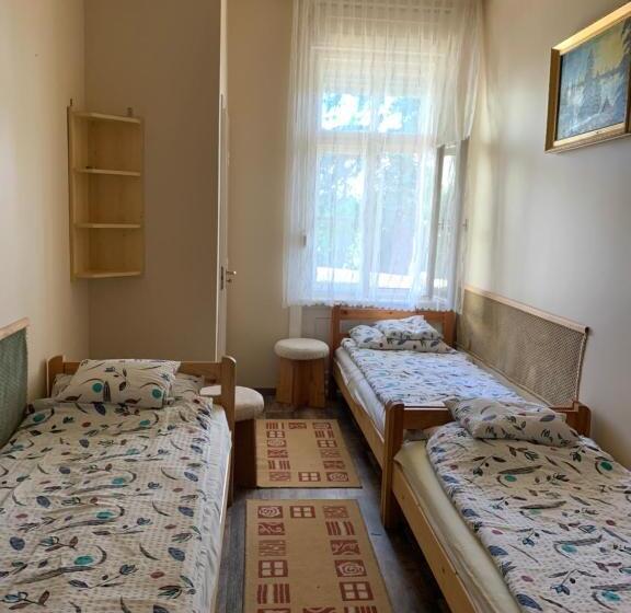 Standard Kolmen Hengen Huone Puutarhanäkymä, Edit Villa