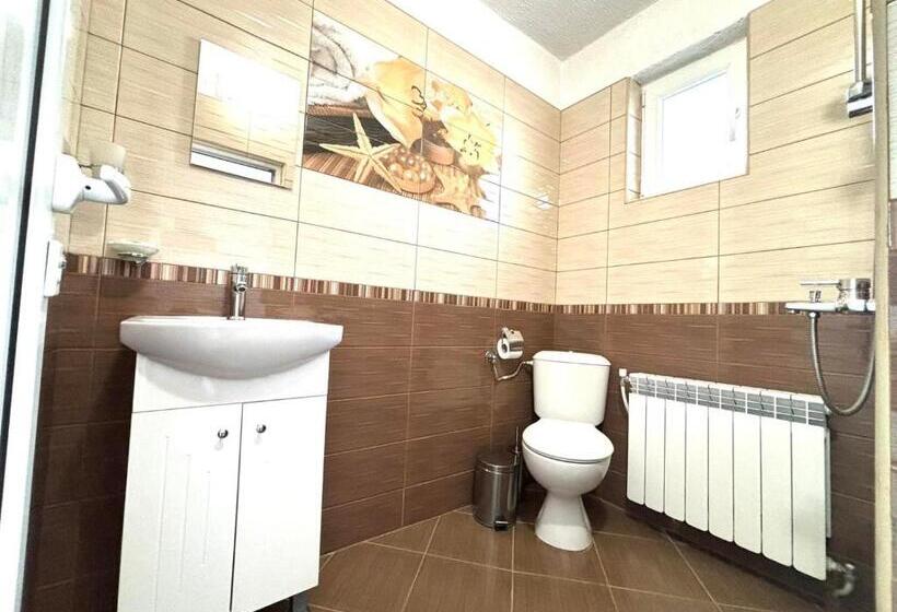 غرفة قياسية ثلاثية, Guest House Meraklii