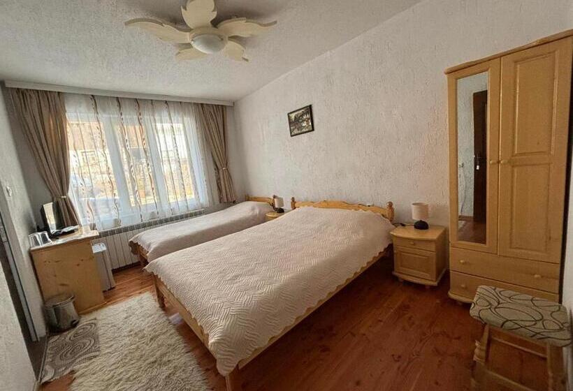 غرفة قياسية ثلاثية, Guest House Meraklii