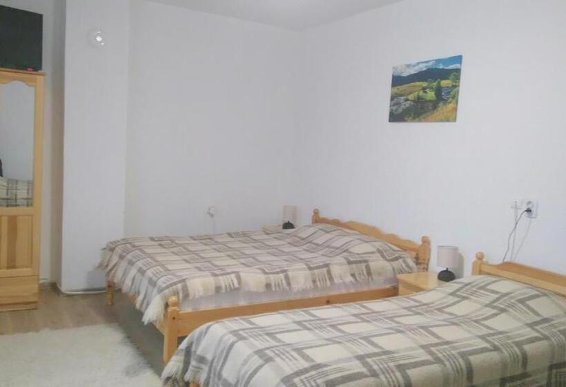 غرفة قياسية رباعية, Guest House Meraklii