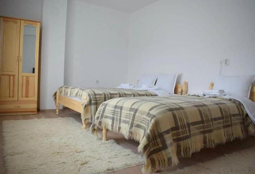 غرفة قياسية رباعية, Guest House Meraklii