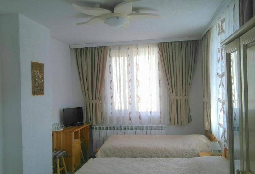 غرفة قياسية ثلاثية مزودة بشرفة, Guest House Meraklii