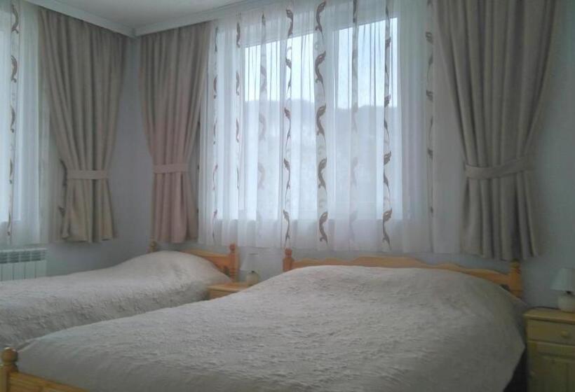 Трехместный Номер Стандарт с Балконом, Guest House Meraklii