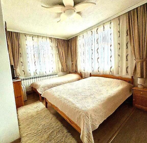 غرفة قياسية ثلاثية مزودة بشرفة, Guest House Meraklii