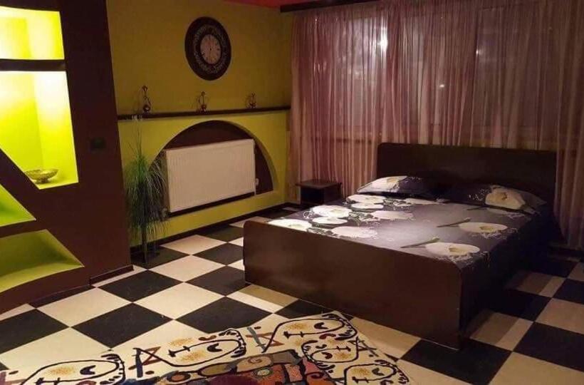 استودیوی لوکس, Vila Ella