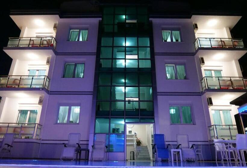 غرفة ديلوكس عائلية, Brian