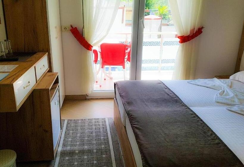 غرفة ديلوكس عائلية, Brian