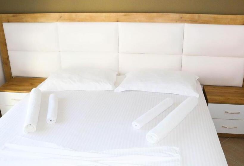 غرفة ديلوكس عائلية, Brian