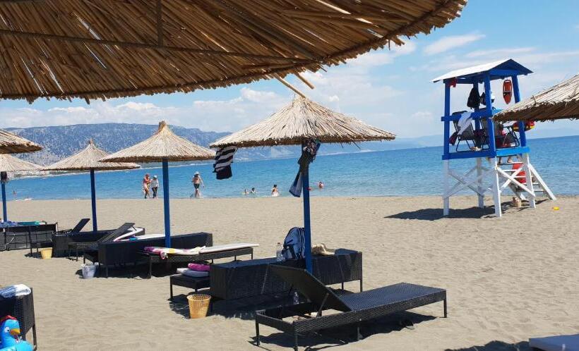 غرفة ديلوكس عائلية, Brian