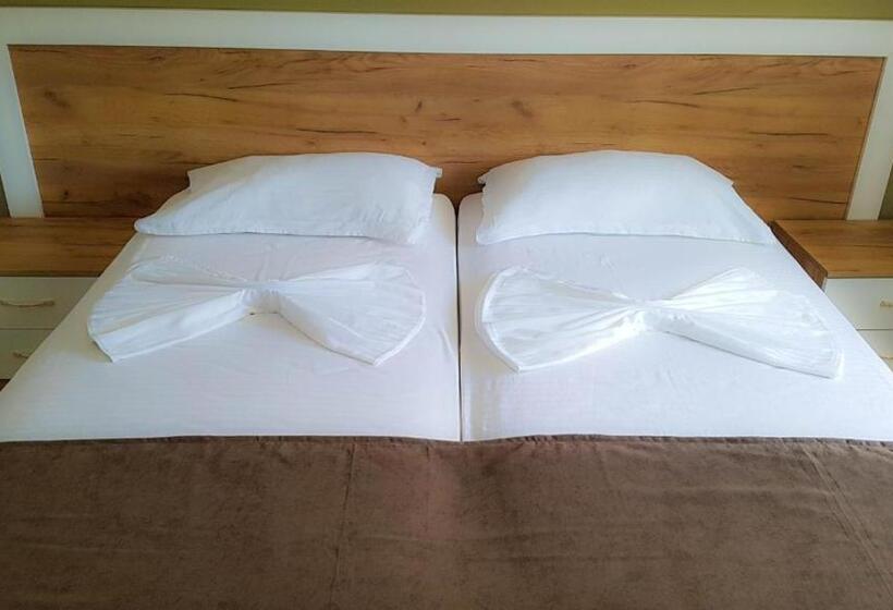 غرفة عائلية, Brian