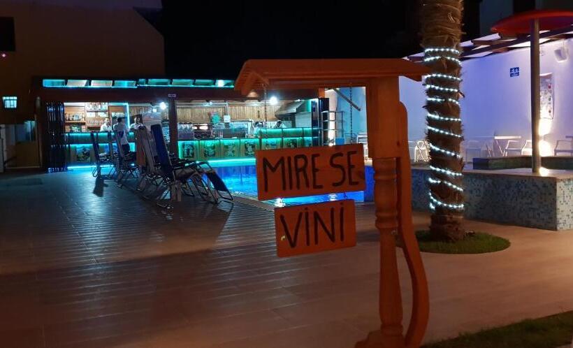 غرفة عائلية, Brian