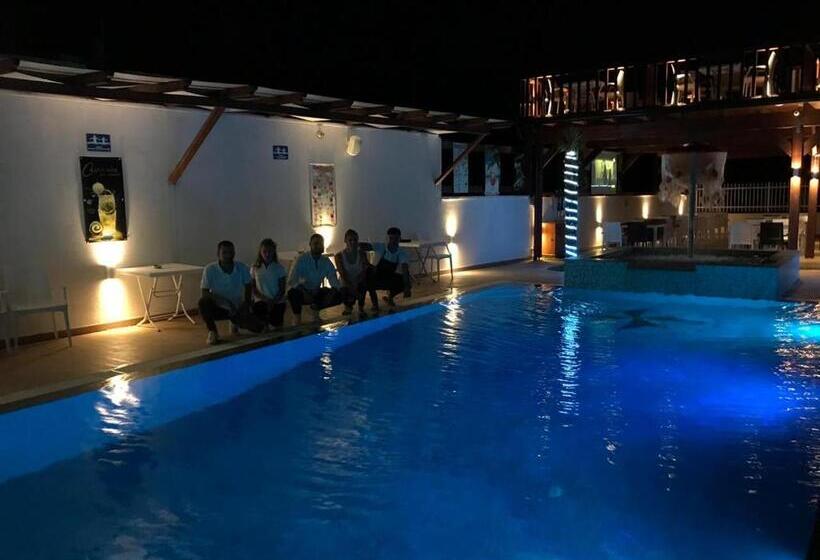 غرفة قياسية مزوَّدة بشُرفة, Brian