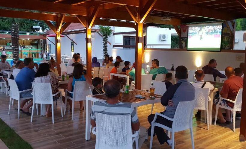 غرفة قياسية مزوَّدة بشُرفة, Brian