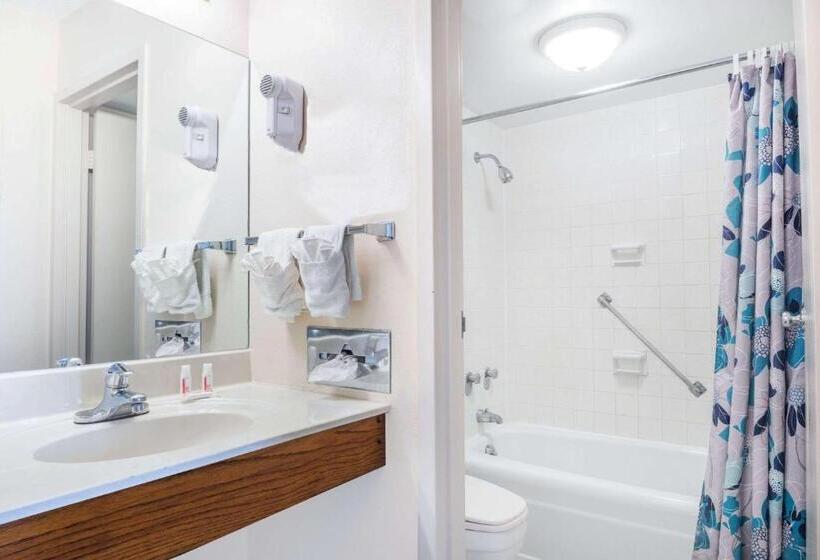 キングサイズベッドのデラックススイート, Knights Inn Wabash