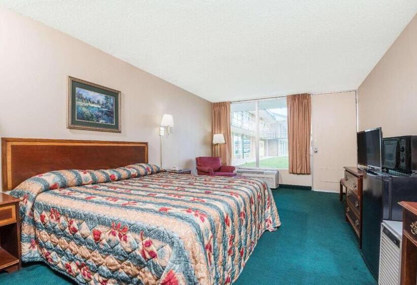 キングサイズベッドのスタンダードルーム, Knights Inn Wabash